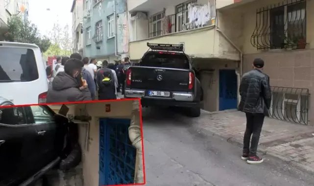 Esenler'de yola çıkan çocuğa çarpmamak için direksiyonu kırdı; apartmana çarptı