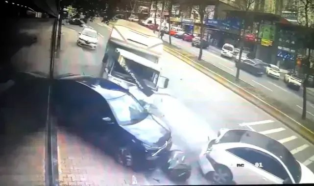 Esenyurt’ta kamyonet 5 araca çarparak durabildi