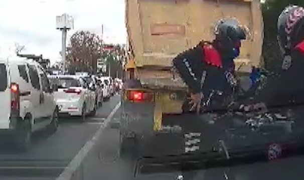 Esenyurt’ta polis denetiminden kaçmaya çalışırken yakalandı