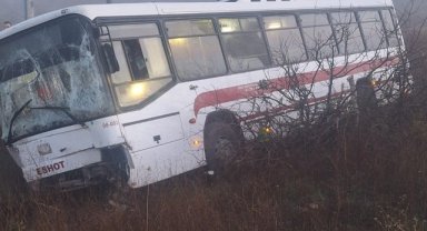 ESHOT otobüsü yoğun siste yoldan çıktı