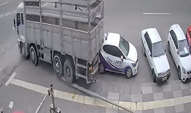 Freni boşalan kamyon kaldırıma girdi