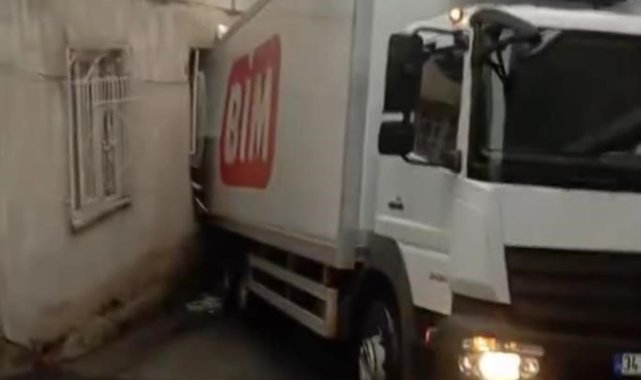 Freni boşalan kamyonun kapısında asılı kaldı