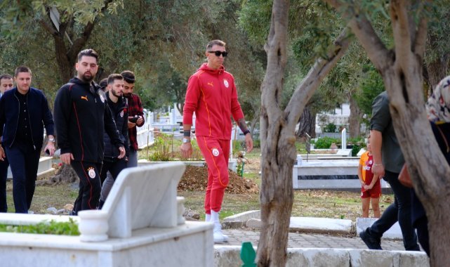 Galatasaray yönetimi ve futbolcular, Yiğit Kurt'un mezarını ziyaret etti