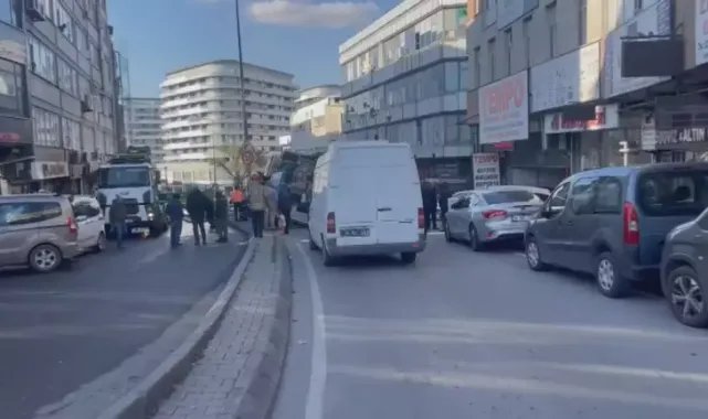 Güngören'de yol çöktü; 2 kamyon çukura düştü