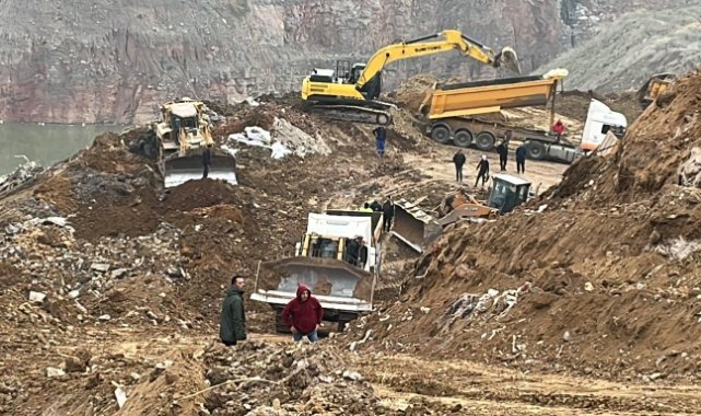 Hafriyat toprağı döküm sahasında toprak kayması: Kamyonlar ve kepçe sürüklendi