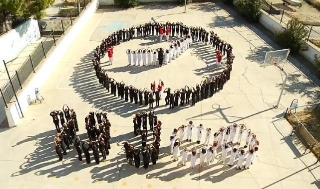 İzmir’de ilkokul öğrencilerinden '09.05' ve '1938' koreografisi