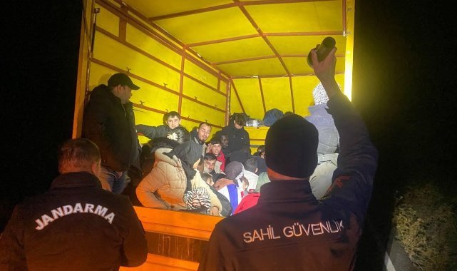 İzmir'de kamyonet kasasında 40 kaçak göçmen ve 1 organizatör yakalandı