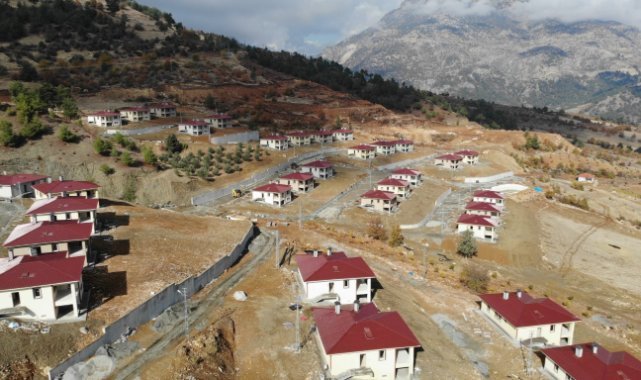 Kahramanmaraş’ta dev kayaların tahrip ettiği köyde deprem konutları yükseliyor