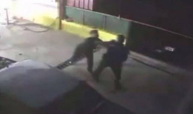 Kendilerini uyaran polislere saldırdılar