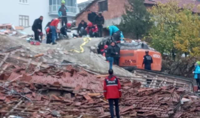 Kepçe operatörü enkaz altında kaldı