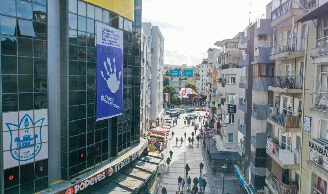 Konak’tan şiddete karşı dev afiş: Sessiz kalmıyoruz