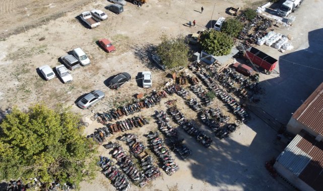 Kozan’da sahipleri tarafından alınmayan yüzlerce motosiklet ve otomobil yedieminde hurdaya dönüştü