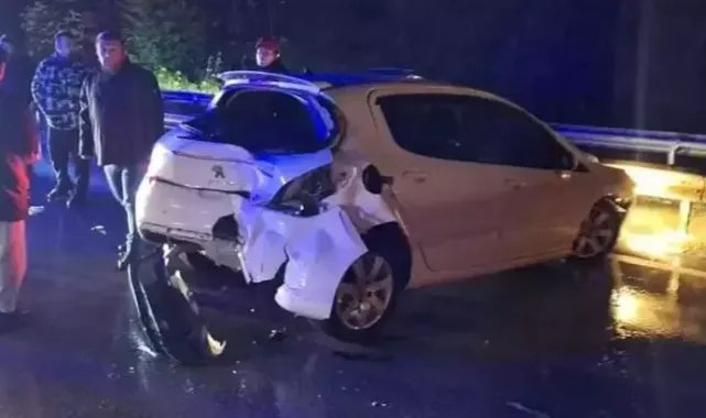 Otomobil, emniyet şeridindeki otomobile çarptı: 2 ölü, 3 yaralı