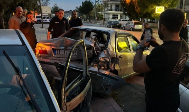Otomobil park halindeki araçlara ok gibi saplandı