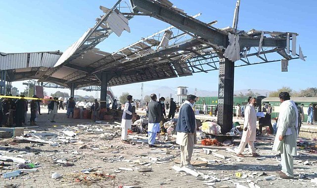 Pakistan'da tren istasyonunda bombalı saldırı: 24 ölü, 44 yaralı