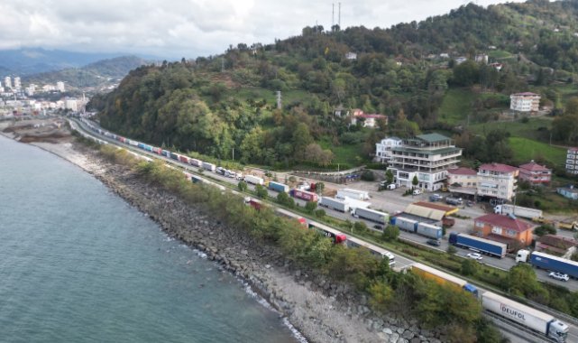 Sarp Sınır Kapısı’nda tırlar kilometrelerce kuyruk oluşturdu