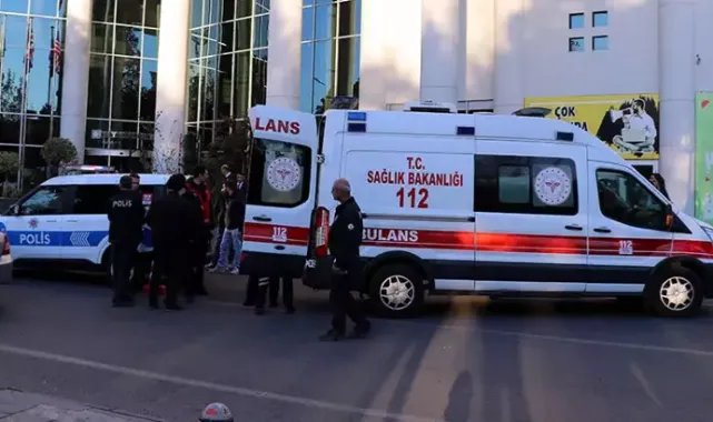 Takip ettikleri husumetlileri tarafından dövülen 2 genç, parkta bulunan bir kişiyi bıçakladı