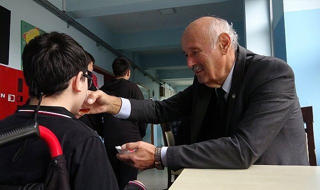 Torununa ayak oluyor, arkadaşlarına öğretmen