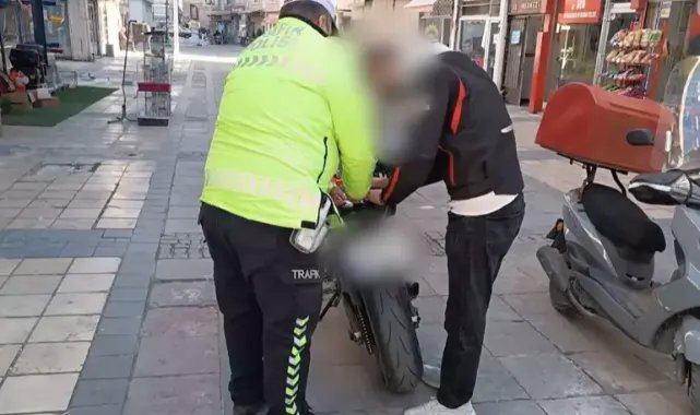 Trafikte motosikletiyle tehlikeli hareketler yapan sürücüye 7 bin TL ceza