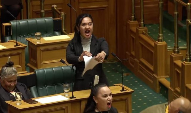 Yeni Zelanda’da Maori kökenli vekiller tartışmalı yasa tasarısını Haka dansı ile protesto etti
