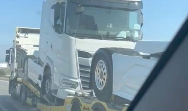 Yolda geri gider gibi görünen tır vatandaşları şaşırttı, gerçek sollama yapılınca anlaşıldı
