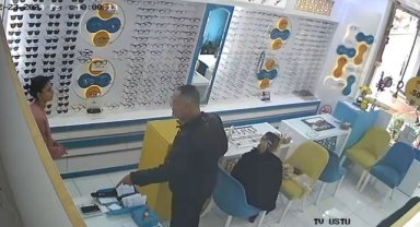 Alacağını isteyen iş yerine elinde kazmayla geldi