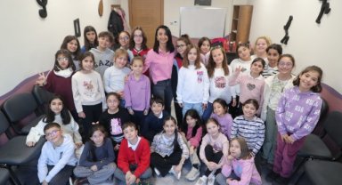 Aliağa’nın Yıldız Çocukları Tiyatro ile Parlıyor