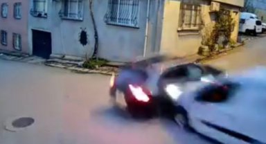 Ara sokakta hız kesmeden ilerleyen otomobiller çarpıştı