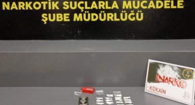 Araç koltuğunun altındaki mıknatıslı düzenekte kokain bulundu