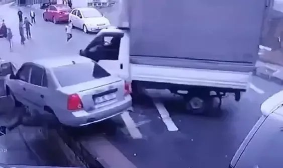 Avcılar’da kamyonetin çarptığı otomobil bina boşluğuna düştü, sokakta oynayan çocuklar son anda kurtuldu