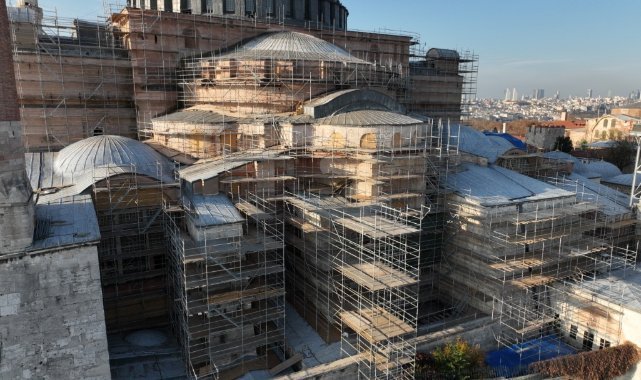Ayasofya’da dev iskele kuruldu: Bin 500 yıllık cami niteliksiz sıvalardan arındırılacak
