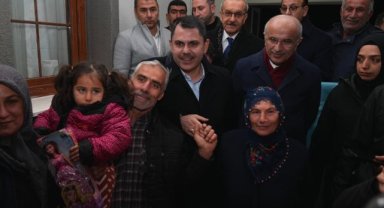 Bakan Kurum’dan köy evlerine taşınan depremzede aileye ziyaret