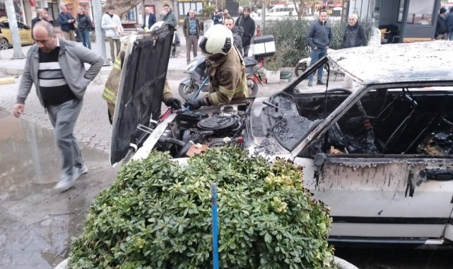 Balıkesir’de park halindeki otomobil alev topuna döndü