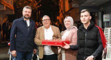 Başkan Görkem Duman’dan asker gence bayrak sürprizi