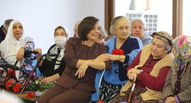 Başkan Kınay’dan Huzurevi’nde anlamlı yeni yıl kutlaması