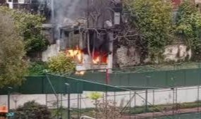 Beyoğlu’nda 2 katlı metruk bina alev alev yandı