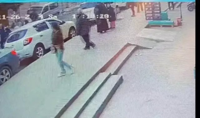Beyoğlu'nda taşla dükkanın camını kıran öğrenciyi tekme tokat dövdüler