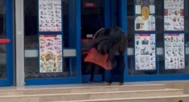 BİM’in kapısına at bağladılar