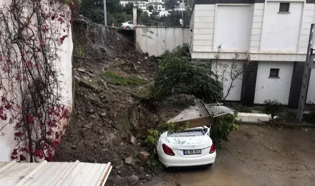 Bodrum'da istinat duvarı çöktü, park halindeki otomobil ile 1 ev zarar gördü