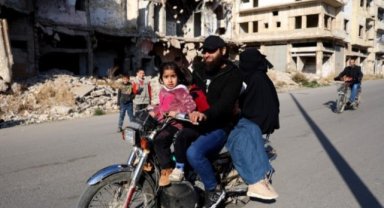 Bombalanan Humus'ta ayakta kalan binalarda yaşam savaşı veriyorlar