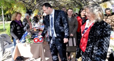 Bornova’da yılbaşı ruhu el emeği ürünlerle canlanıyor