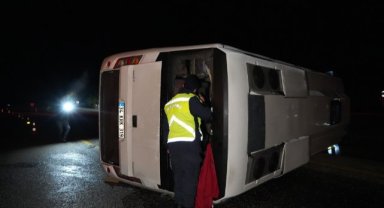 Cenaze için İstanbul’dan Sinop’a giden vatandaşları taşıyan midibüs devrildi