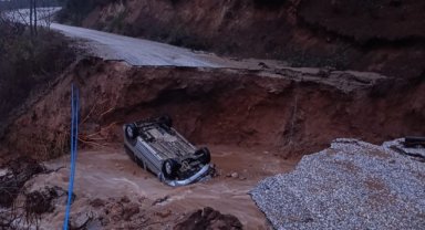 Dağlık alanda yol çöktü, otomobil içine düştü