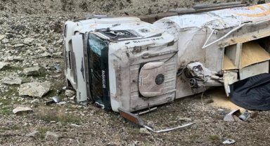 Erpiliç’in yem yüklü kamyonu devrildi: 1 yaralı