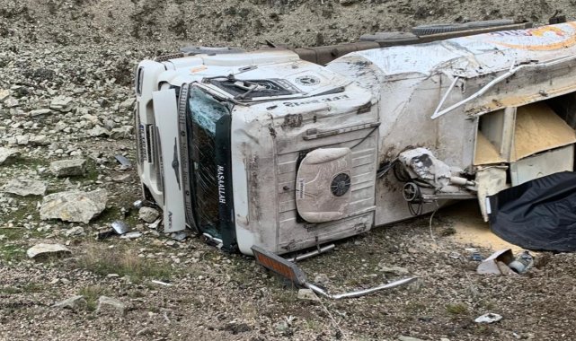 Erpiliç’in yem yüklü kamyonu devrildi: 1 yaralı