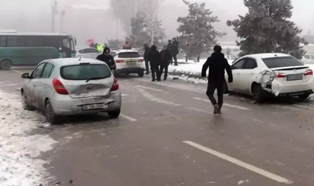 Erzurum’da 13 araç zincirleme kazaya karıştı