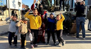 Esad'ın tankları çocuklara oyuncak oldu