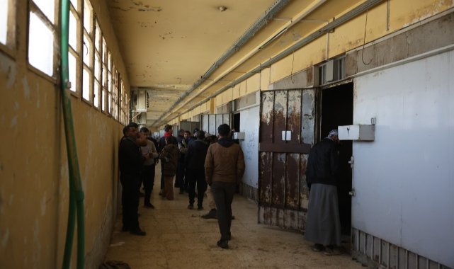 Esad yönetiminin Sednaya Hapishanesi'ne akın edenler yakınlarının izini arıyor