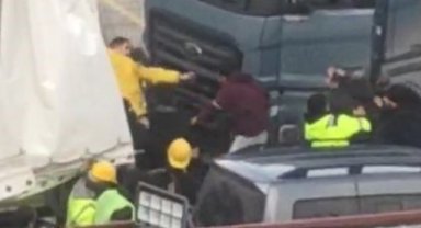 Esenyurt’ta tır sürücüleri arasında yol vermeme tartışması çıktı