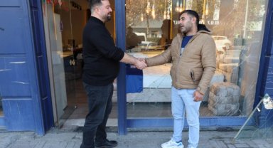 Evi sanıp mağazanın camını kırdı, yatakta polisler uyandırdı